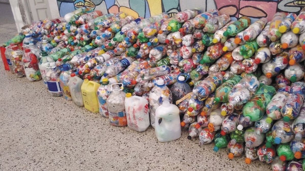 Última colecta de ecobotellas en Banfield Ecobotellas reunidas durante una jornada de reciclaje en Banfield