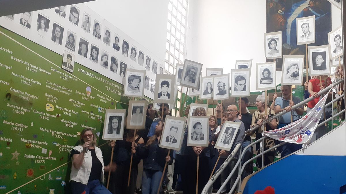 Homenaje a La División Perdida en el ENAM Edificio de la Escuela Normal Antonio Mentruyt de Banfield, donde se realiza un homenaje por la memoria