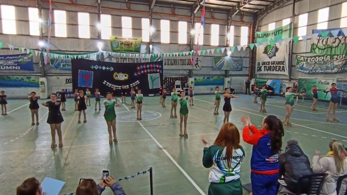Club Alumni de Turdera, 122 años de historia Fachada e instalaciones del Club Alumni de Turdera, histórico espacio deportivo y social del barrio.