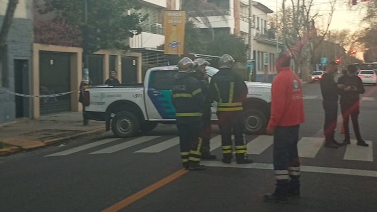 Operativo de emergencia frente al Instituto Lomas de Zamora por una amenaza de bomba en Temperley Oeste