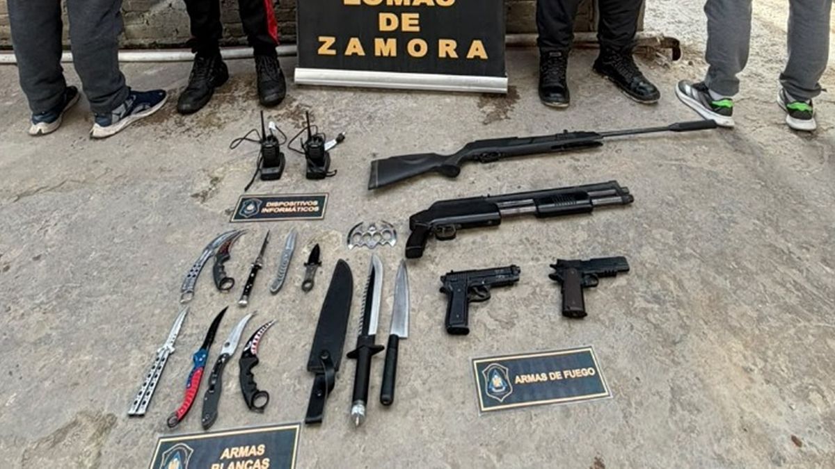 Armas secuestradas en un allanamiento en Ingeniero Budge Armas de fuego y otros elementos incautados durante un allanamiento policial en Ingeniero Budge