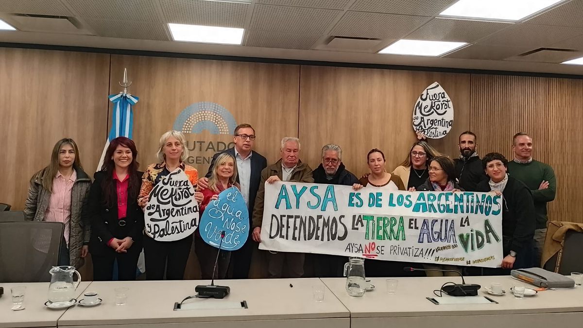 Representantes de APDH Lomas acompañan el reclamo contra los cortes de agua de AySA.