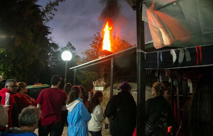 Horneada Anagama en la Escuela de Cerámica de Lomas Horno Anagama de la Escuela Municipal de Cerámica de Lomas de Zamora durante una jornada de horneada