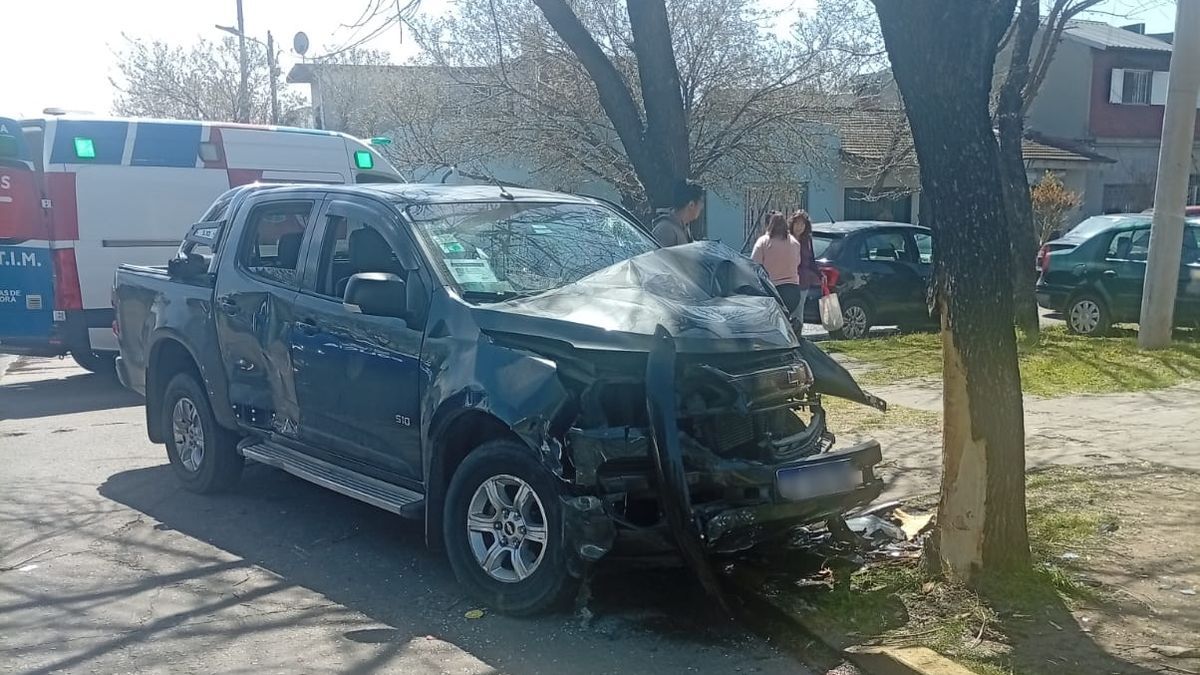 Camioneta Chevrolet S10 con importantes daños en el frente tras el choque en Temperley