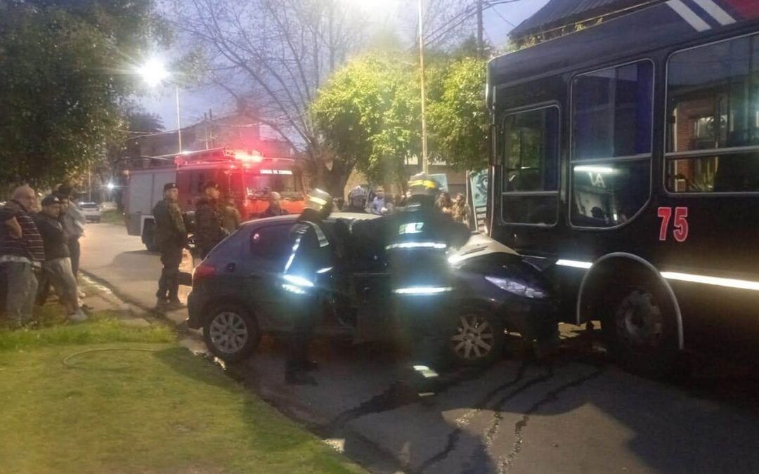Choque en Llavallol: un hombre quedó atrapado tras chocar con un colectivo