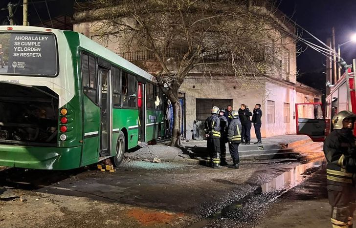 Un colectivo chocó contra una casa en Temperley y murió el chofer