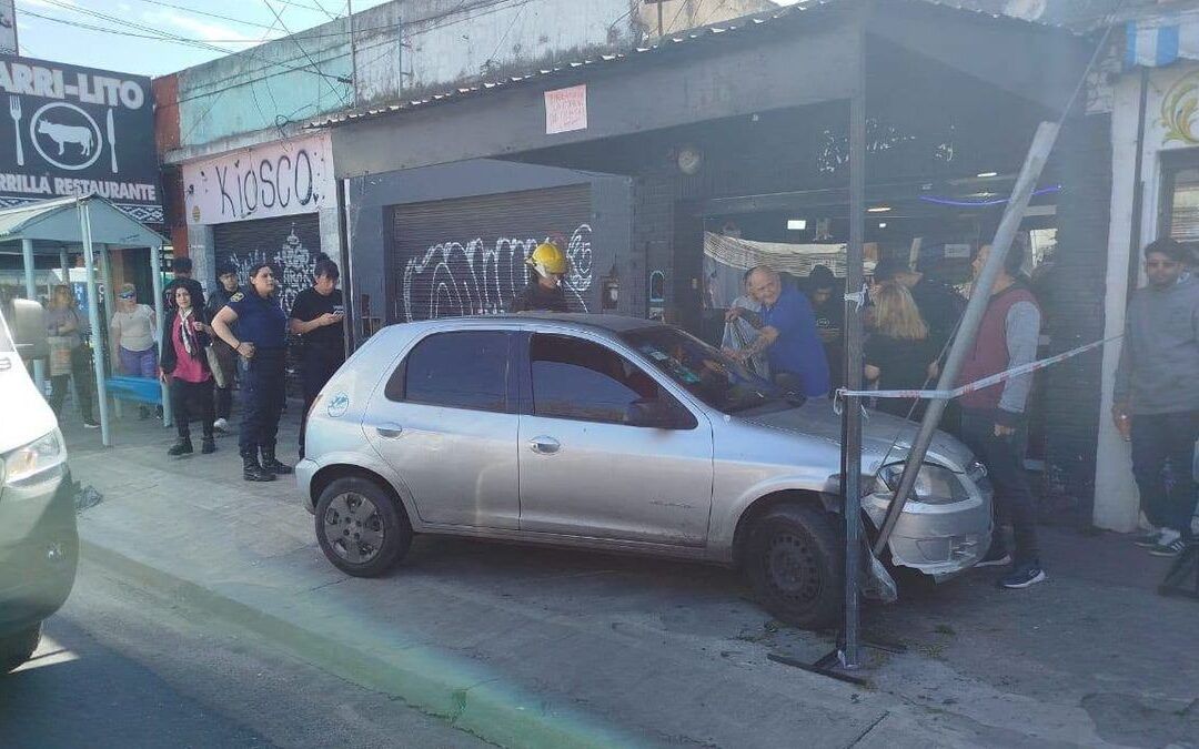 Auto se subió a la vereda en San José: una mujer herida