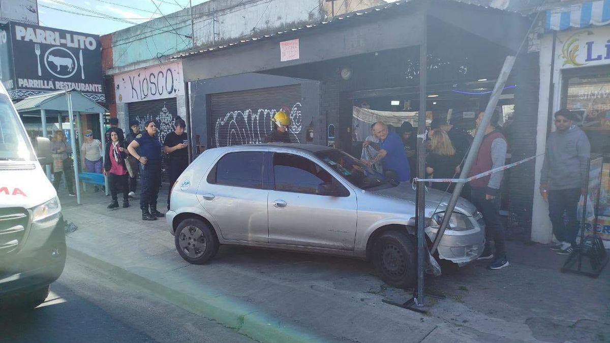 Choque en San José: un auto terminó sobre la vereda Auto con daños en el frente tras subir a la vereda en San José