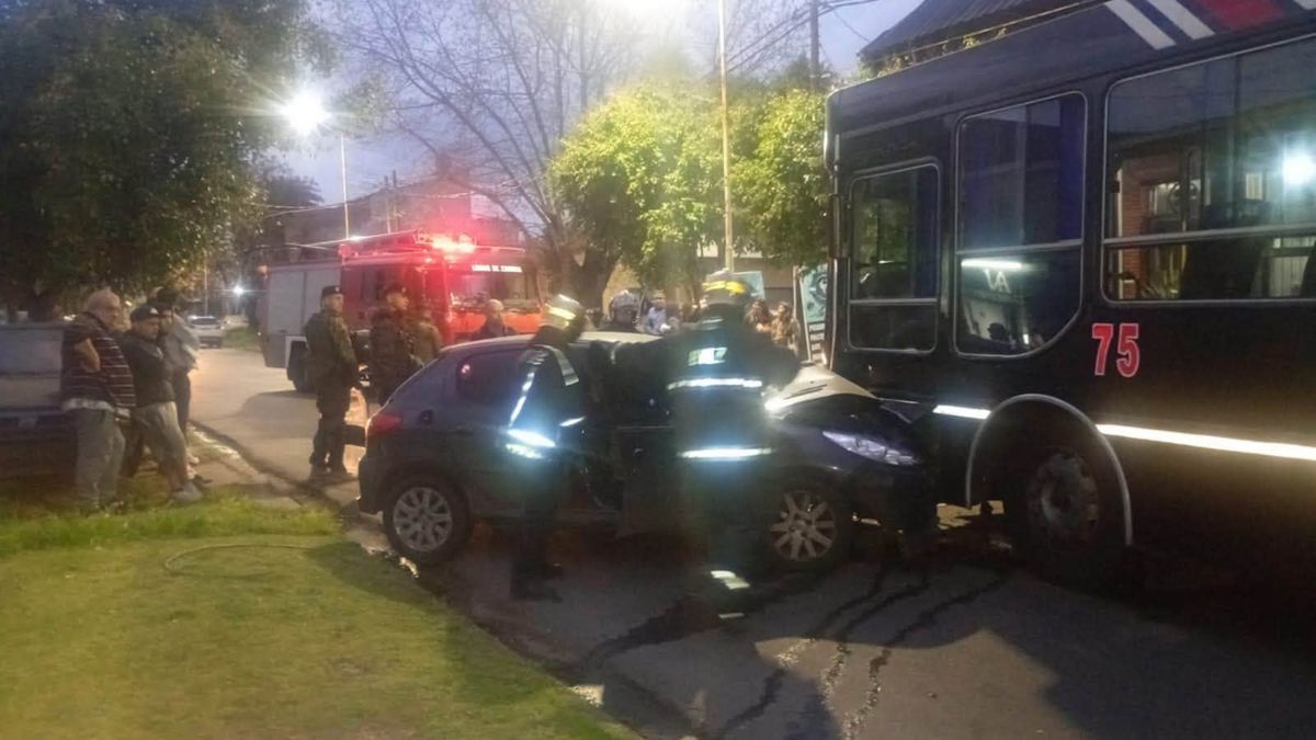 Rescate de un conductor tras un choque con un colectivo en Llavallol Bomberos Voluntarios de Lomas de Zamora trabajan en el rescate tras el choque en Llavallol