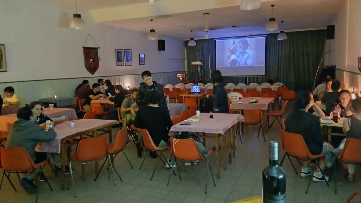 Cine Club Turdera: funciones de septiembre Vecinos reunidos durante una función del Cine Club Turdera