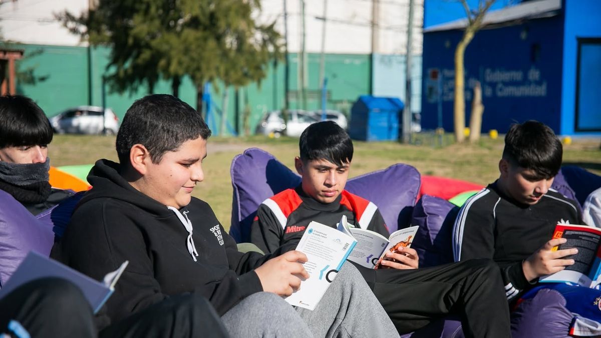 Clubes de lectura para adolescentes en Lomas Adolescentes participan de una propuesta de lectura compartida en Lomas de Zamora