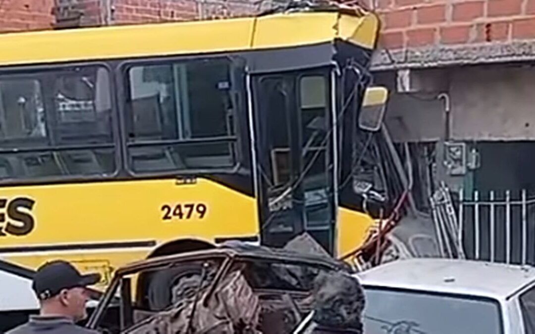 Un colectivo chocó contra una casa en Ingeniero Budge