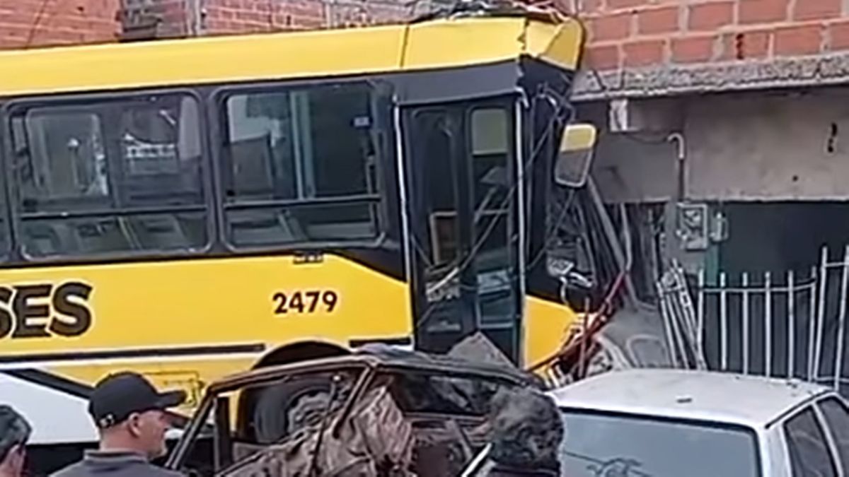 Colectivo de la línea 553 incrustado en el frente de una vivienda de Ingeniero Budge tras el choque