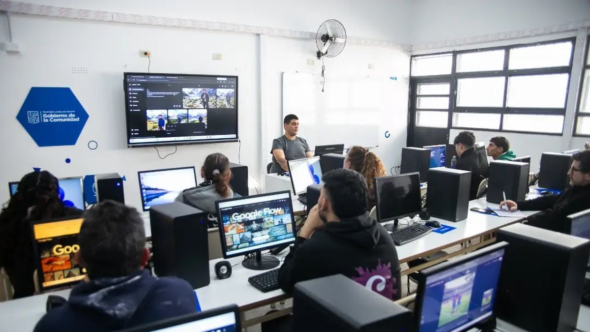 Vecinos participan de una capacitación tecnológica en el Centro de Formación Tecnológica de Banfield