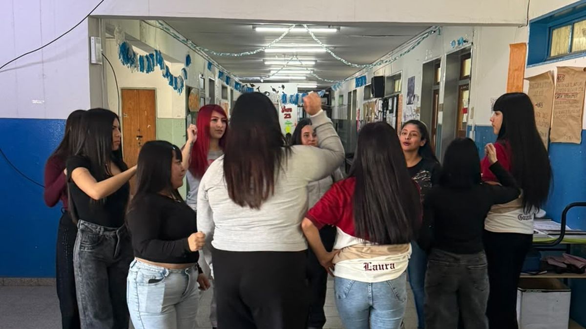 Ensayo de Camino al Teatro en la Escuela N°67 de Fiorito Estudiantes de la Escuela Secundaria N°67 de Fiorito durante un ensayo para Camino al Teatro