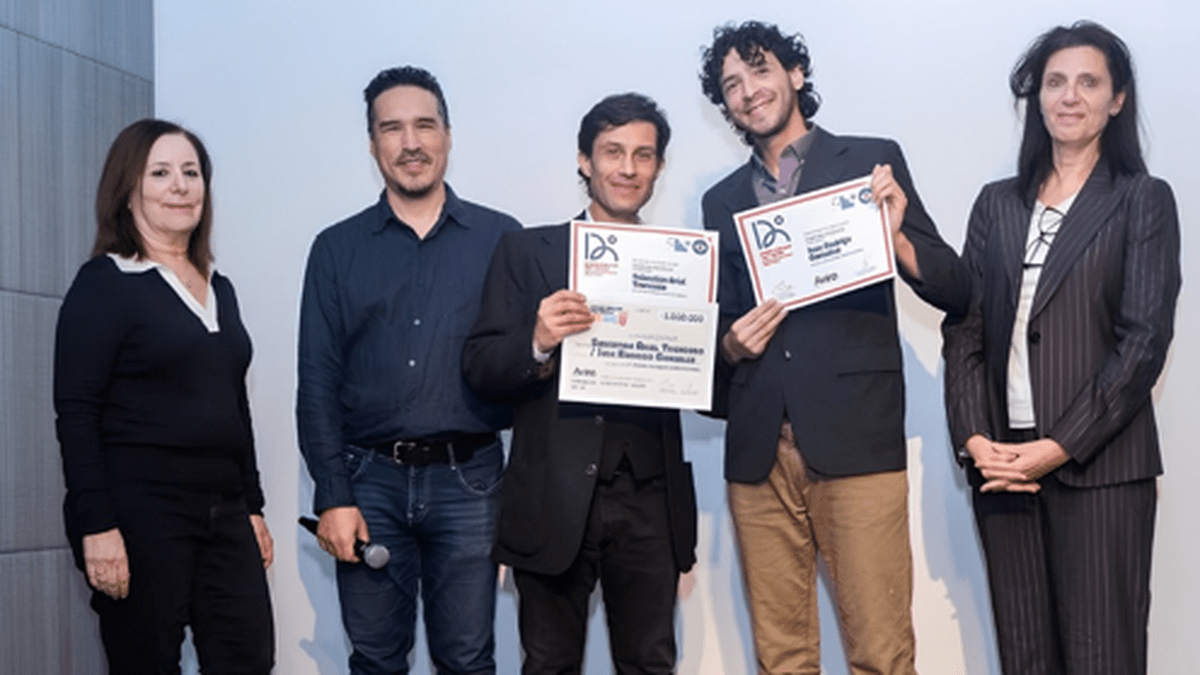 Premio nacional para estudiantes de la UNLZ Sebastián Troncoso e Iván González, estudiantes de Publicidad de la UNLZ, tras recibir un premio nacional por su producción audiovisual.