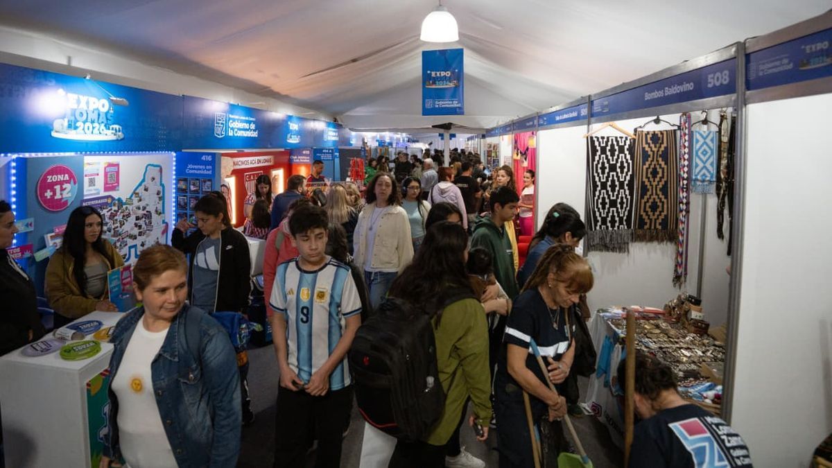 Expo Lomas en la Plaza Grigera Vecinos recorren los stands de Expo Lomas en la Plaza Grigera