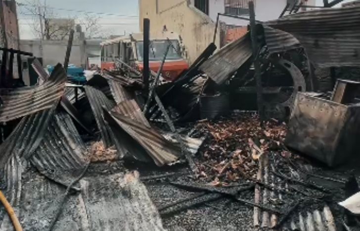 Incendio en Villa Centenario: seis dotaciones trabajaron en un galpón