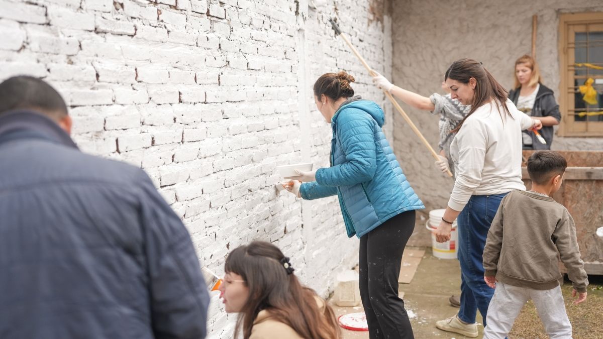 Jornadas de la Comunidad en Lomas de Zamora Vecinos realizan tareas de mejora y pintura en una jornada comunitaria de Lomas de Zamora.