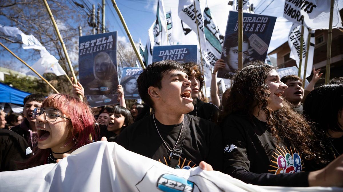 Estudiantes marchan por las calles de Lomas de Zamora rumbo al ex Pozo de Banfield.