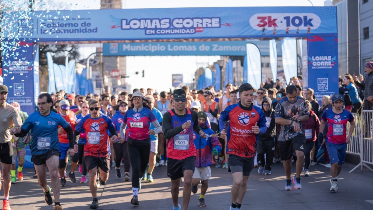 Corredores participantes de Lomas Corre durante la jornada en Plaza Grigera.