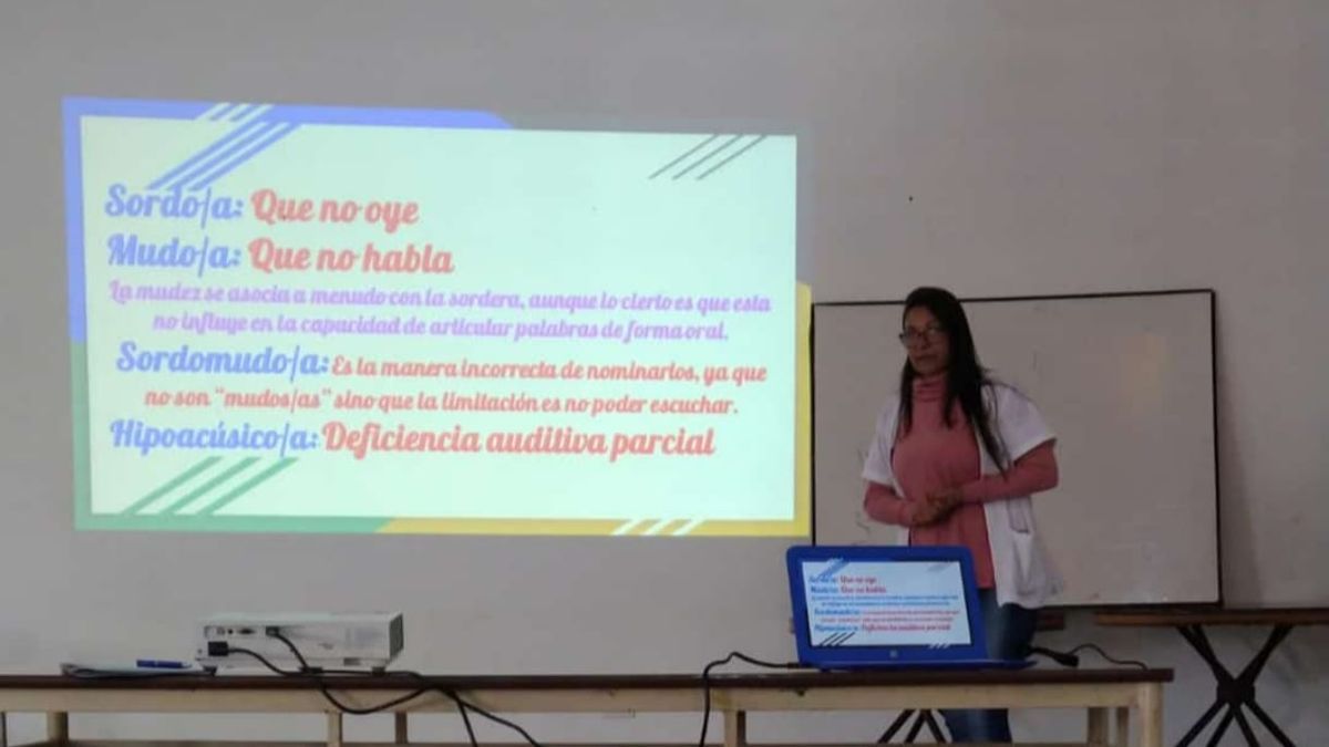 Taller de Lengua de Señas Argentina en Temperley Participantes de un taller gratuito de Lengua de Señas Argentina en el Hospital Esteves de Temperley