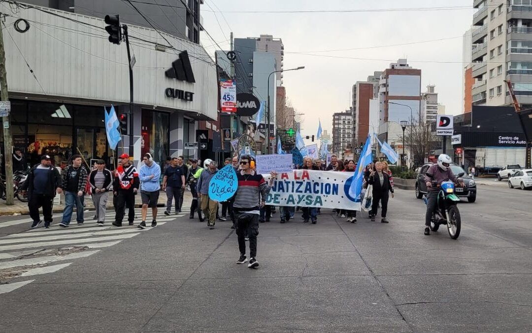 Vecinos marcharon en Lomas contra la privatización de AySA