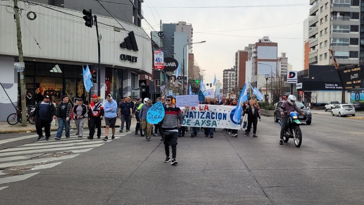 Marcha contra la privatización de AySA en Lomas Vecinos marchan por la avenida Hipólito Yrigoyen contra la privatización de AySA en Lomas de Zamora