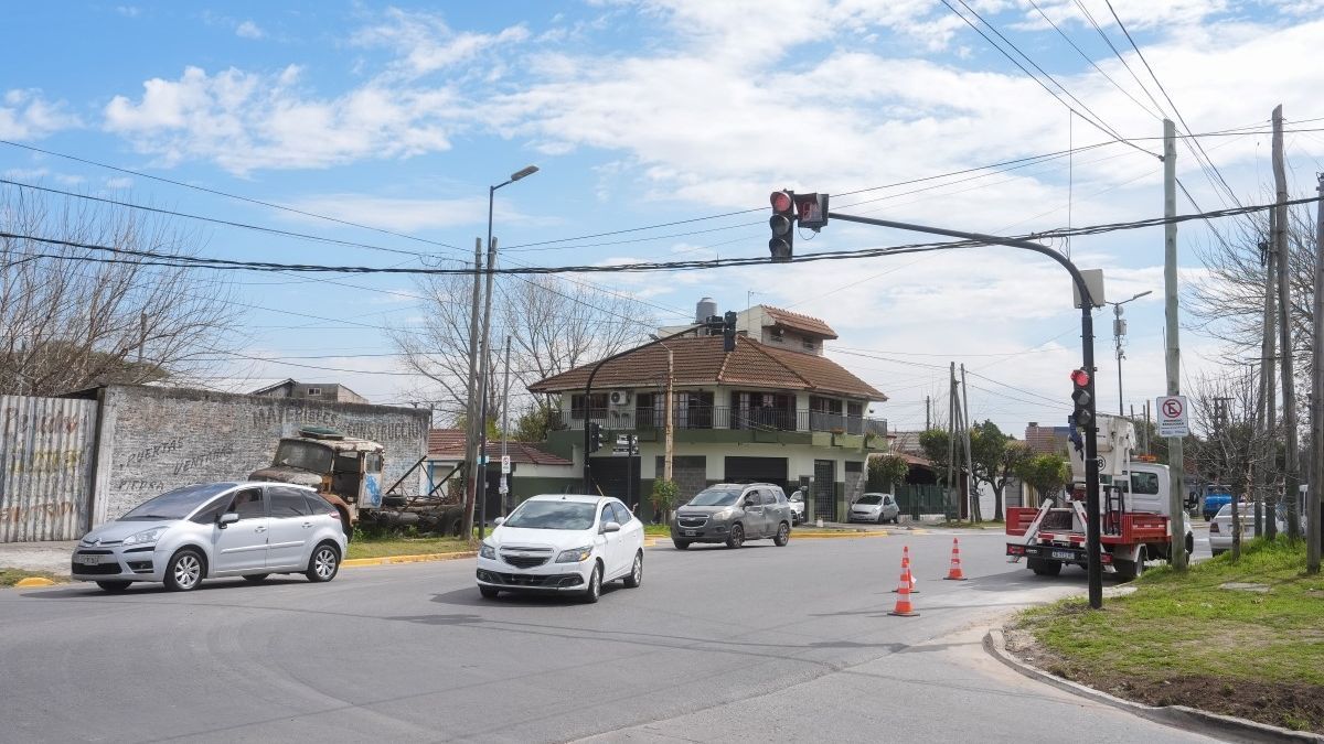 Nuevos semáforos en Lomas de Zamora Semáforo nuevo instalado en el cruce de 12 de Octubre y Carlos Glade, en Villa Centenario