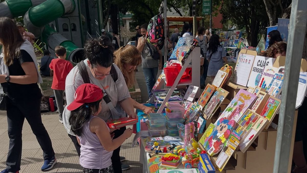 Stands del Paseo Inclusivo en la Plaza del Campeón de Banfield