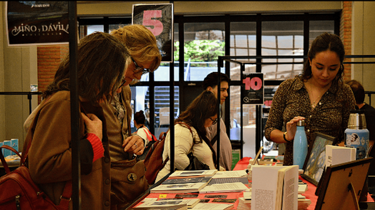Feria del Libro en la UNLZ Feria del Libro de Córvidos en la Facultad de Ciencias Sociales de la UNLZ