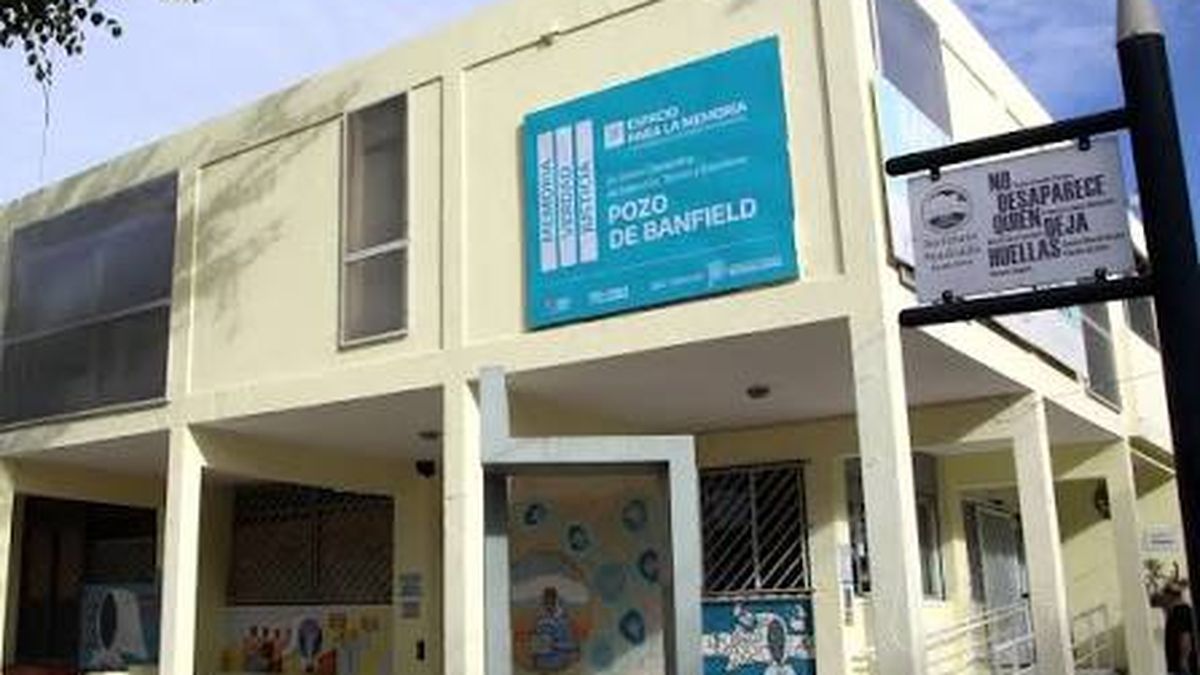 Marcha por la Noche de los Lápices en Lomas Estudiantes durante una actividad en el ex Pozo de Banfield, sitio de memoria de Lomas de Zamora