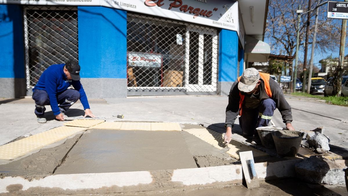 Rampa de accesibilidad construida en una esquina de Lomas de Zamora