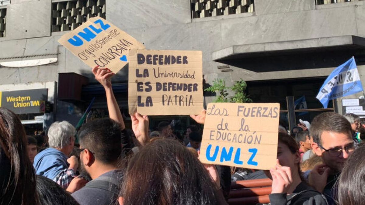Movilización de gremios docentes y no docentes de la UNLZ en reclamo por el financiamiento universitario