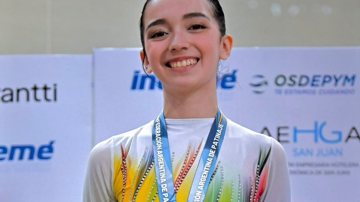 Rocío Romero, patinadora artística de Banfield, con su medalla de bronce nacional