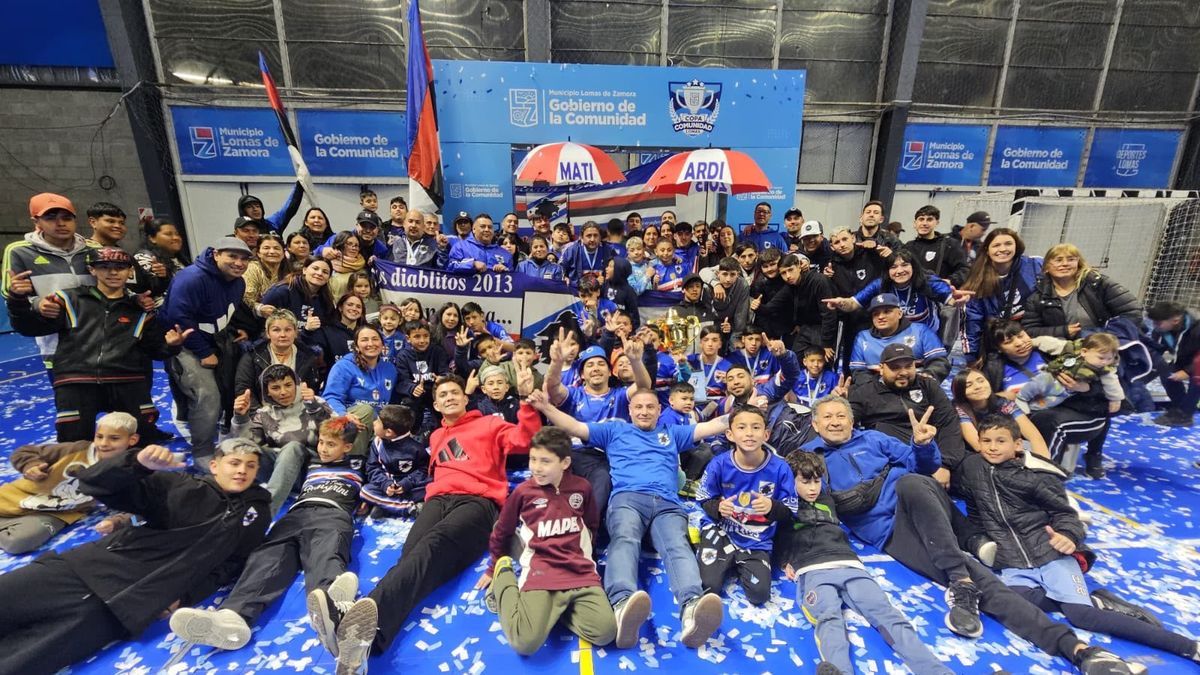 Jugadores de la categoría 2013 de Sampdoria de Temperley celebran el título de la Copa Comunidad
