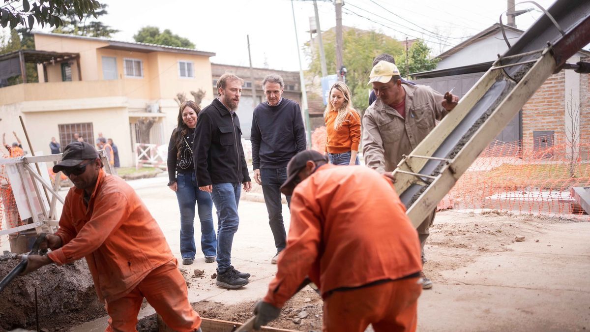 Trabajos de saneamiento hídrico sobre la calle Melber, en Llavallol