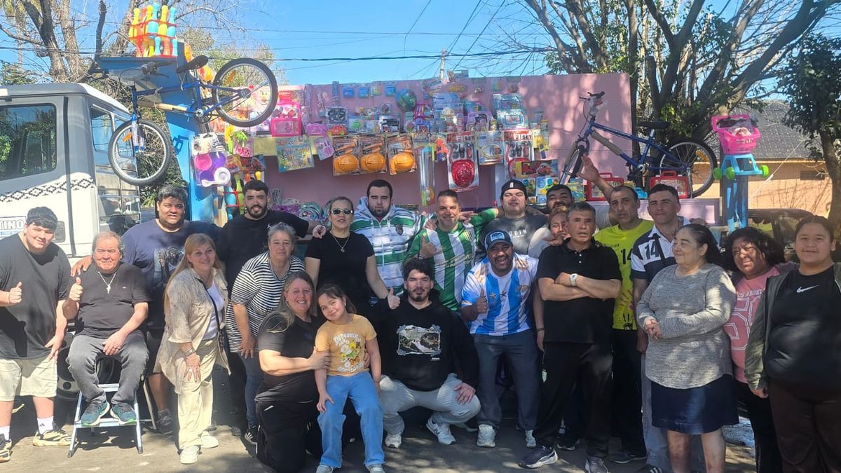 Va de Corazón, solidaridad entre vecinos en Banfield Vecinos de Banfield Oeste durante una actividad solidaria organizada por Va de Corazón