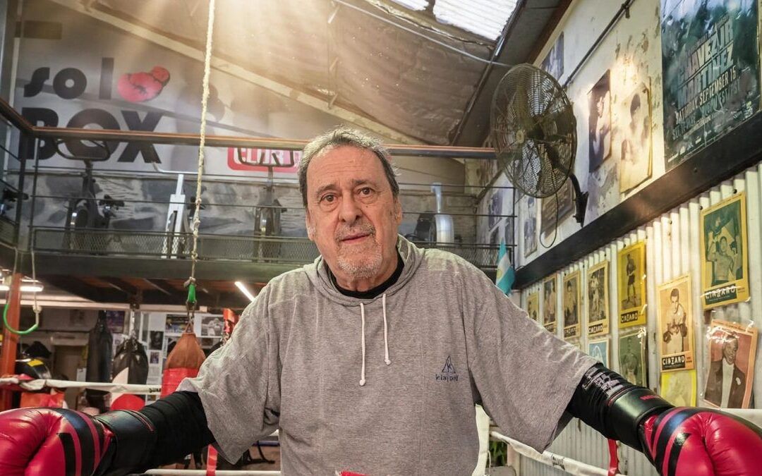 Carlos Molina, el boxeador de Lomas que sigue en el ring a los 80