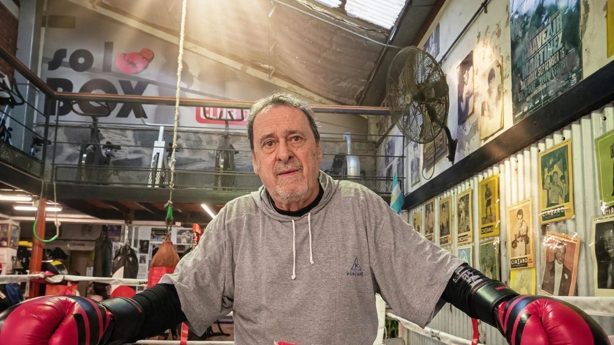 Carlos Molina sigue entrenando boxeo en Lomas Carlos Molina entrena boxeo sobre el ring de un gimnasio de Lomas de Zamora a los 80 años
