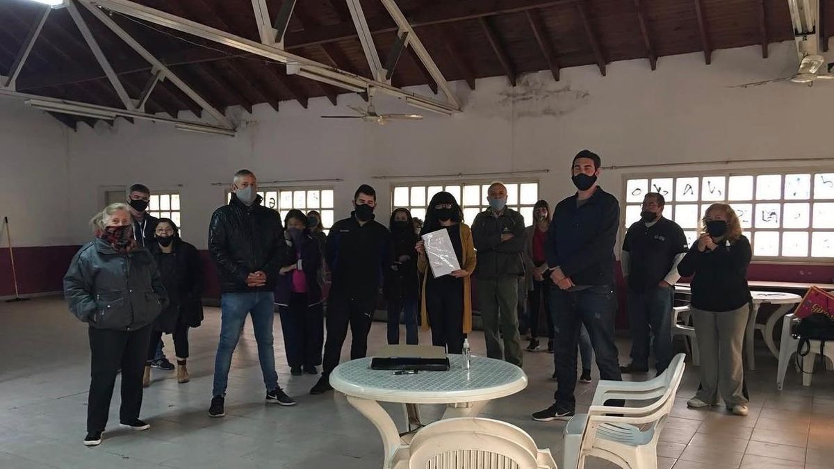 La comunidad de 824 Sueños en el Barrio Odisa Vecinos de la Sociedad de Fomento 824 Sueños durante una actividad en el SUM del Barrio Odisa