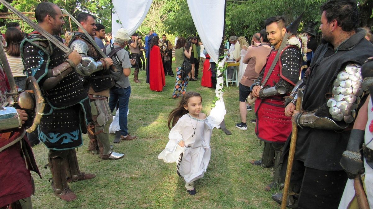 Encuentro de Game of Thrones con arte, cosplay y actividades en la Plaza del Campeón de Banfield