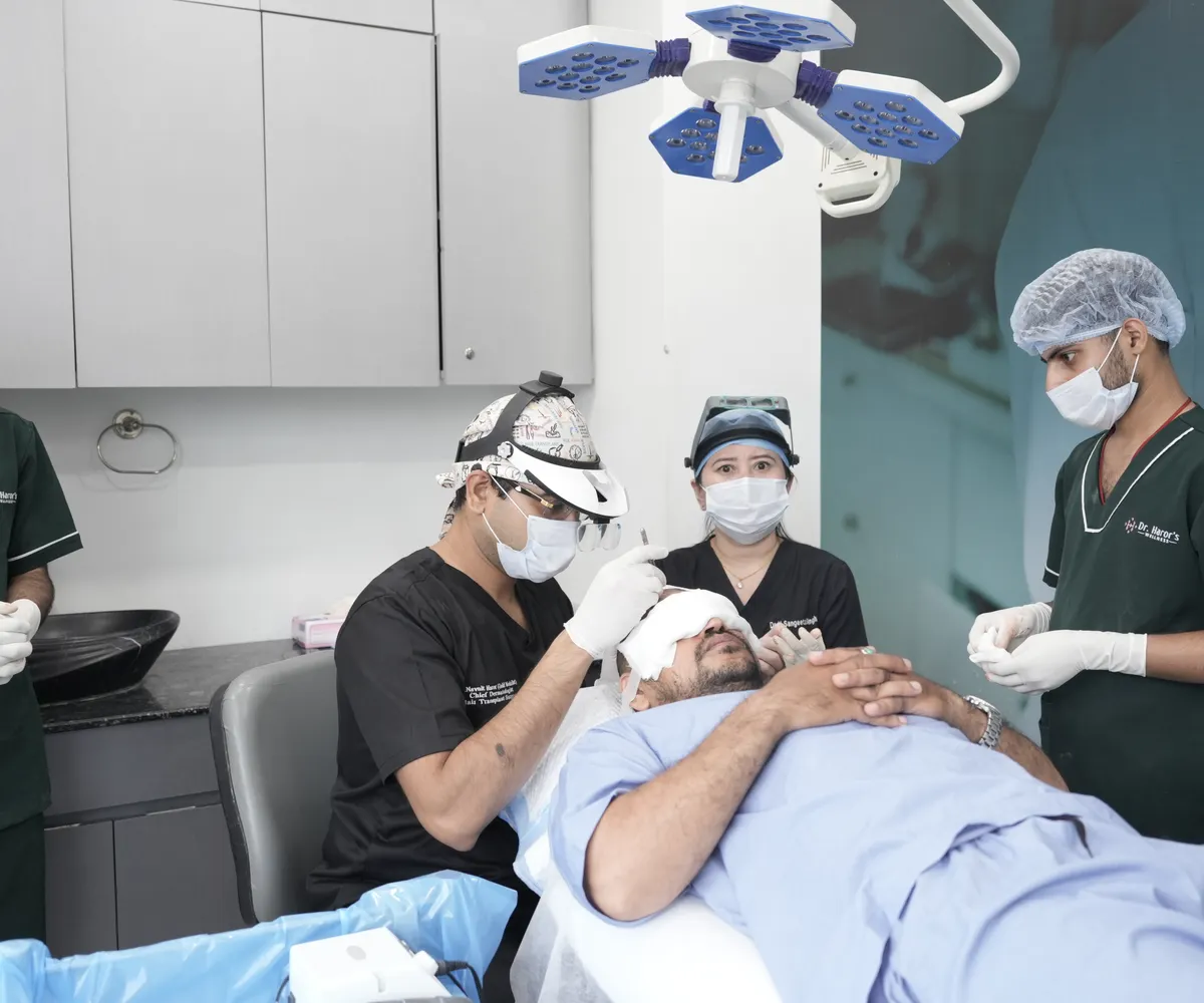Profesionales realizando un procedimiento de implante capilar
