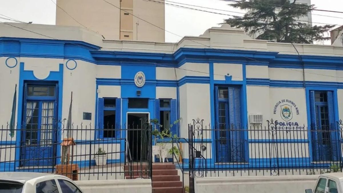 Liberaron al repartidor detenido en la peatonal Laprida Móvil policial frente a la Comisaría 1° de Lomas de Zamora tras la detención de un repartidor