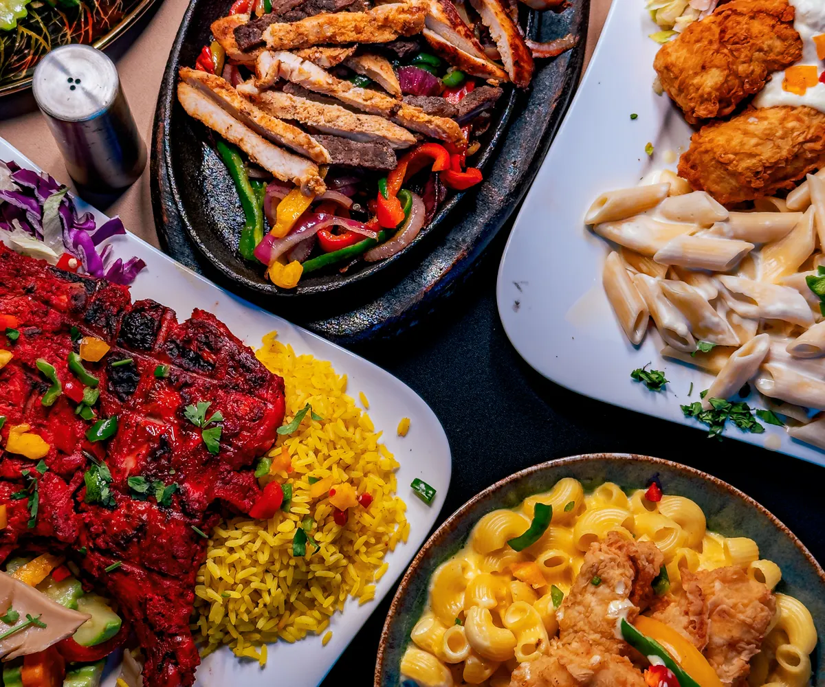 Mesa con platos abundantes en un bodegón